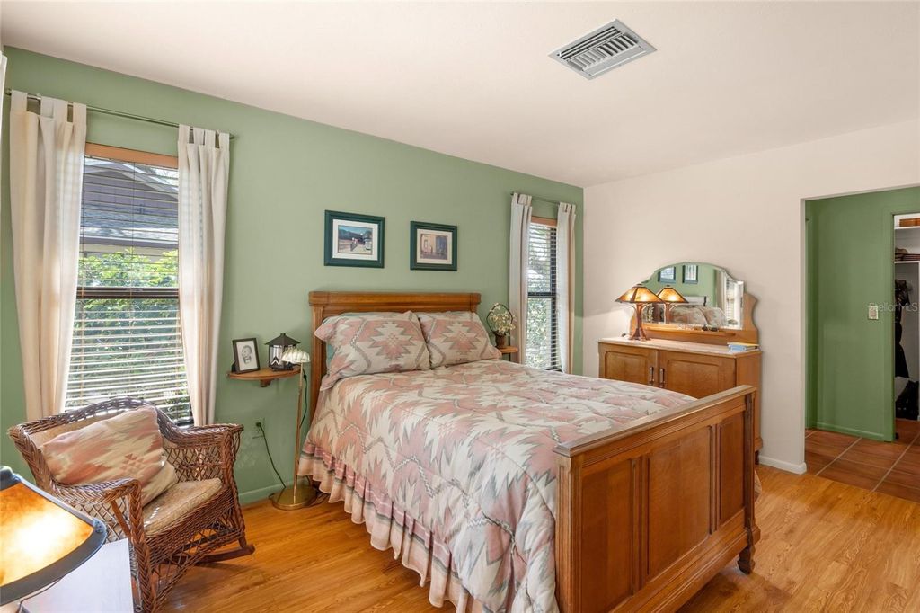 Image 19 of property listing at 4049 SOUTHWELL WAY, Sarasota, FL 34241