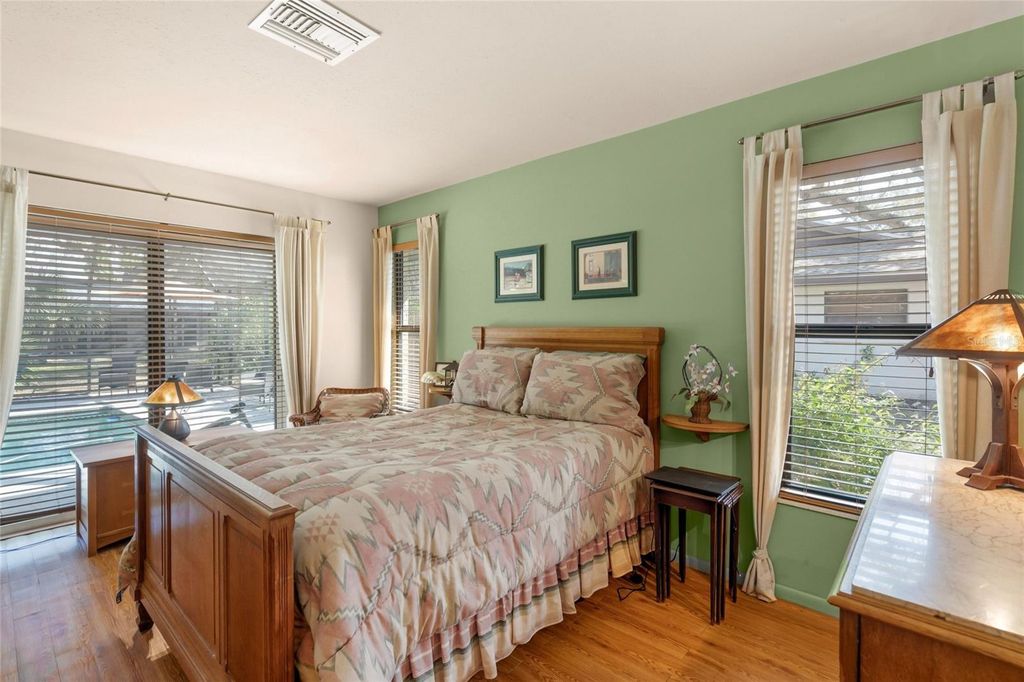 Image 20 of property listing at 4049 SOUTHWELL WAY, Sarasota, FL 34241