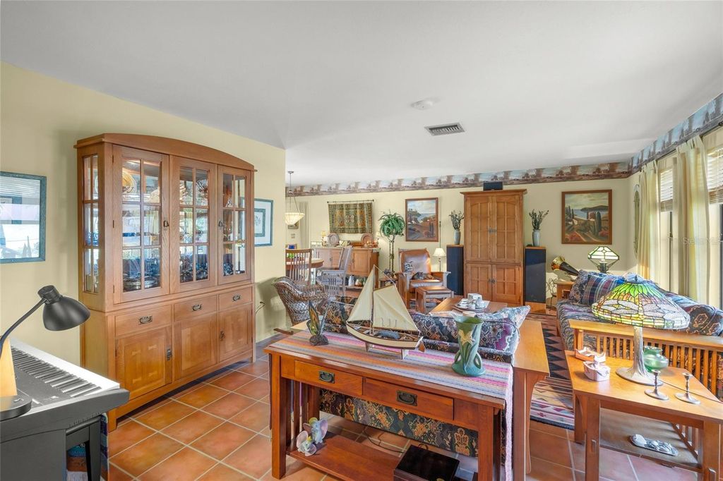 Image 3 of property listing at 4049 SOUTHWELL WAY, Sarasota, FL 34241