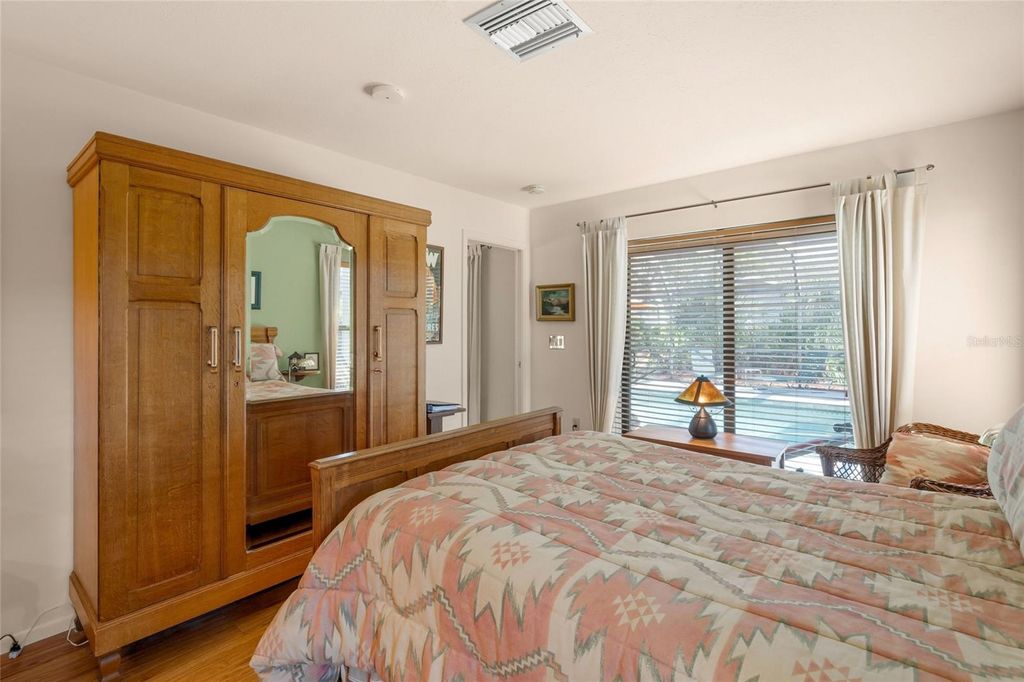 Image 21 of property listing at 4049 SOUTHWELL WAY, Sarasota, FL 34241