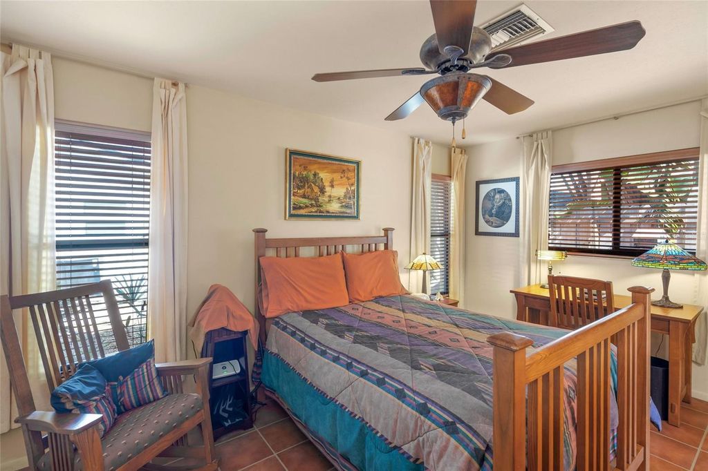 Image 25 of property listing at 4049 SOUTHWELL WAY, Sarasota, FL 34241