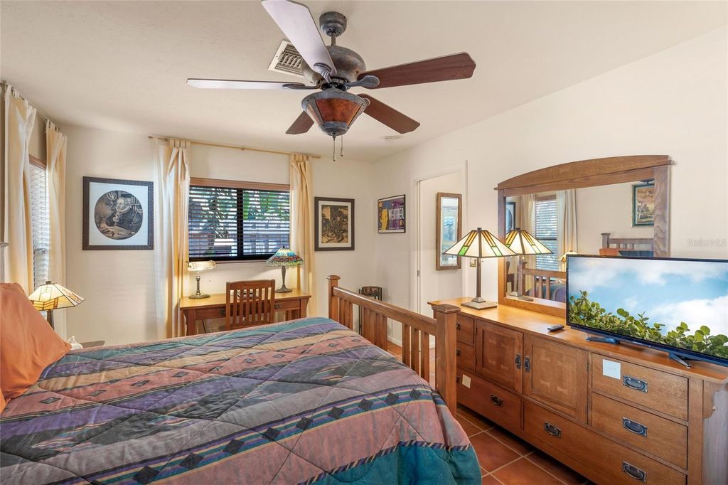 Image 27 of property listing at 4049 SOUTHWELL WAY, Sarasota, FL 34241