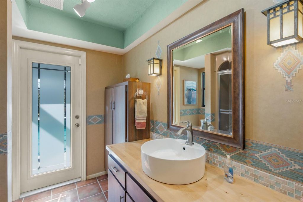 Image 28 of property listing at 4049 SOUTHWELL WAY, Sarasota, FL 34241