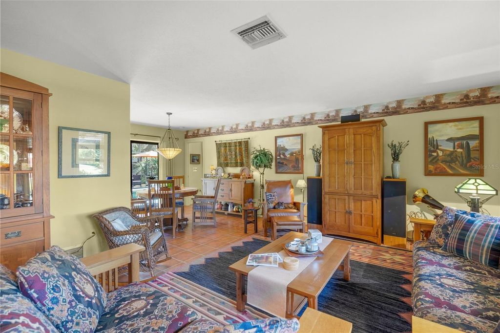 Image 4 of property listing at 4049 SOUTHWELL WAY, Sarasota, FL 34241