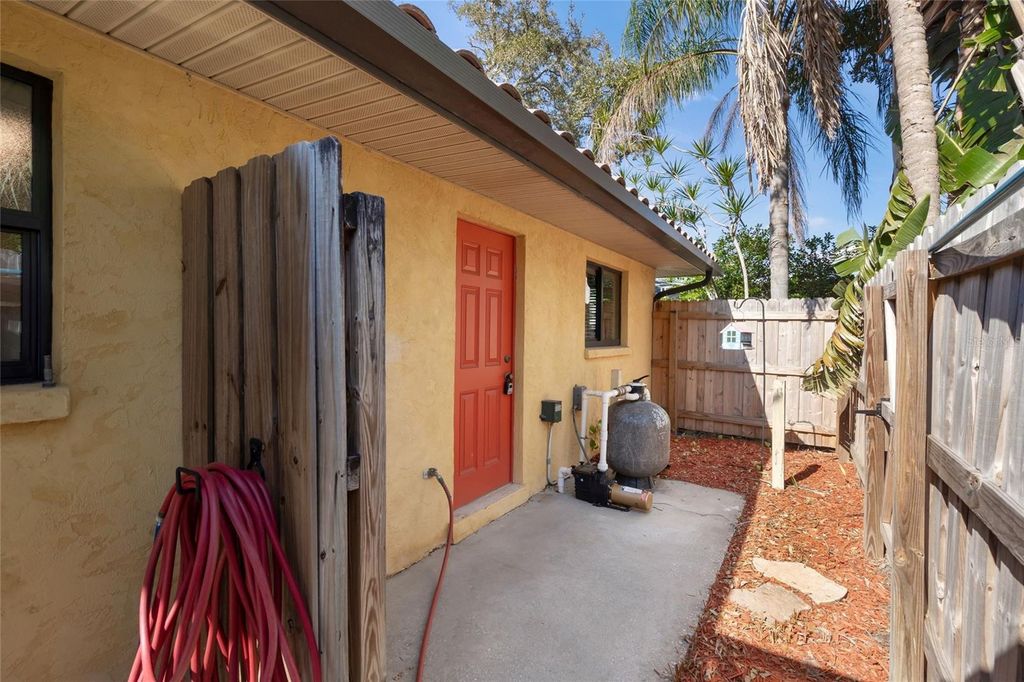 Image 31 of property listing at 4049 SOUTHWELL WAY, Sarasota, FL 34241