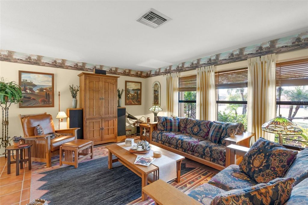 Image 5 of property listing at 4049 SOUTHWELL WAY, Sarasota, FL 34241