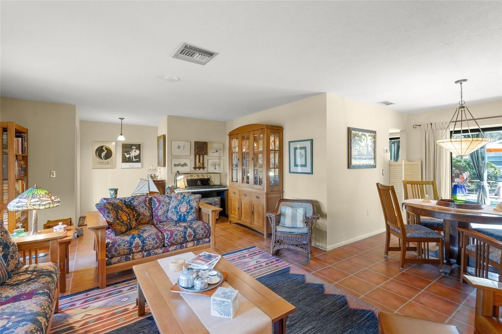 Image 7 of property listing at 4049 SOUTHWELL WAY, Sarasota, FL 34241