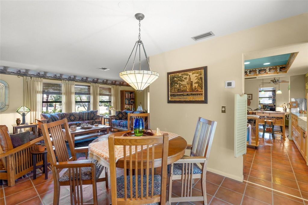 Image 8 of property listing at 4049 SOUTHWELL WAY, Sarasota, FL 34241