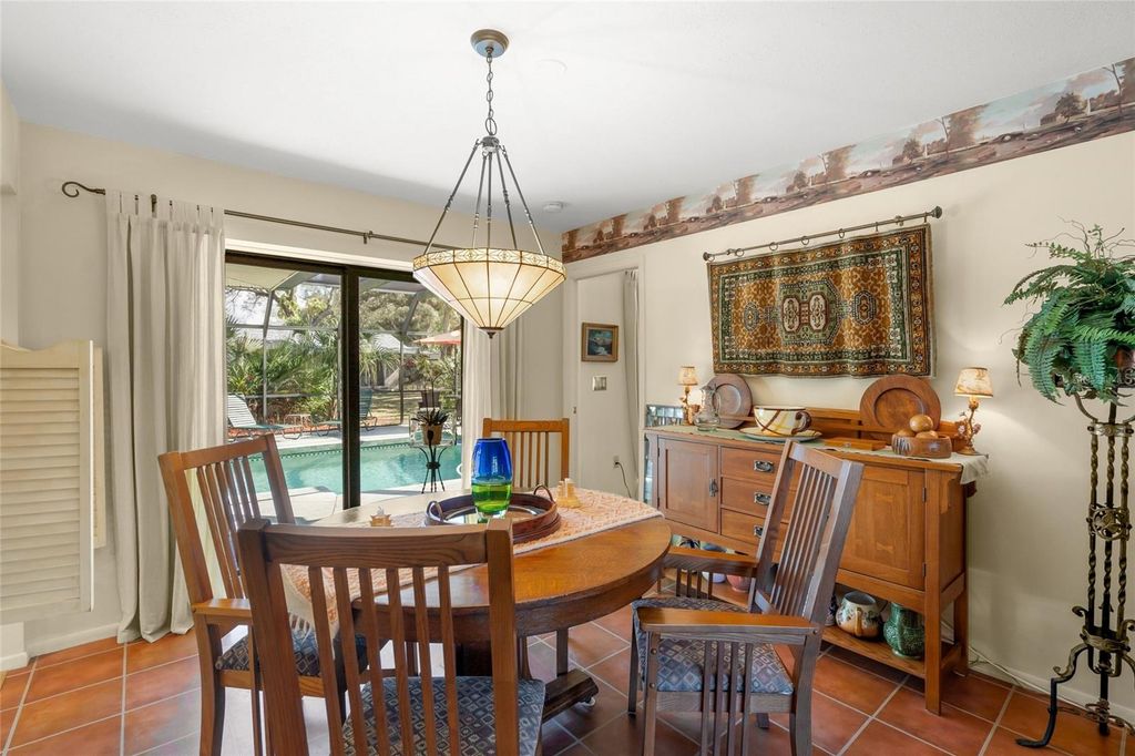 Image 9 of property listing at 4049 SOUTHWELL WAY, Sarasota, FL 34241