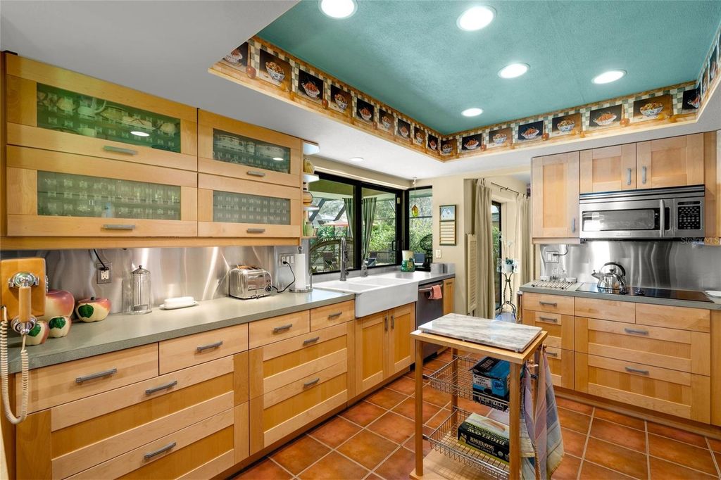 Image 10 of property listing at 4049 SOUTHWELL WAY, Sarasota, FL 34241