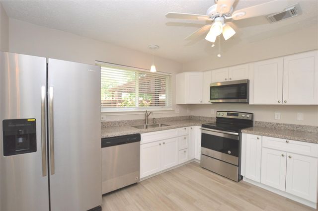 703 Flower Field Court, Pearland, TX 77584