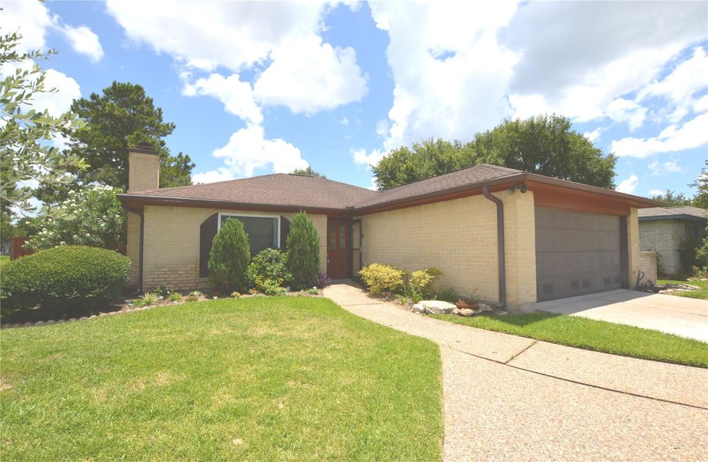 703 Flower Field Court, Pearland, TX 77584