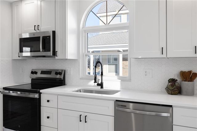 719 SE London Way, Lee's Summit, MO 64081