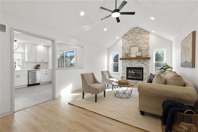 719 SE London Way, Lee's Summit, MO 64081