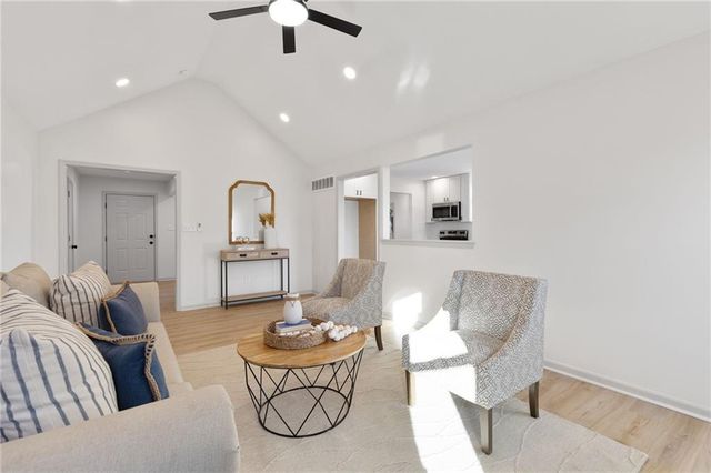 719 SE London Way, Lee's Summit, MO 64081