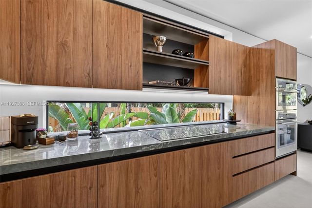 1008 NE 114th St, Biscayne Park, FL 33161