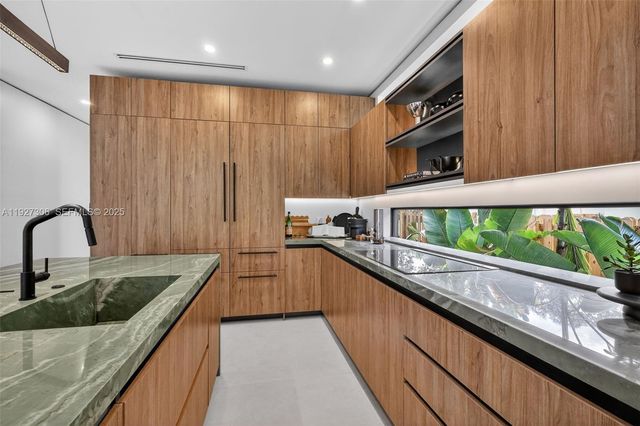 1008 NE 114th St, Biscayne Park, FL 33161