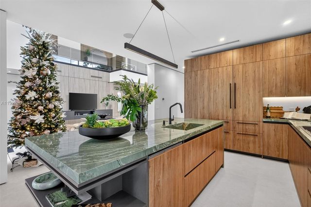 1008 NE 114th St, Biscayne Park, FL 33161