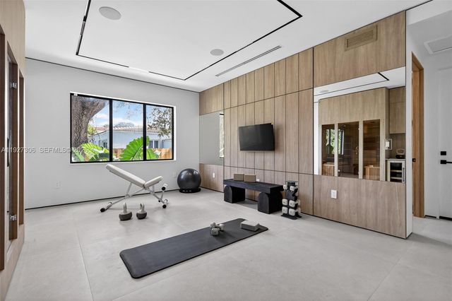 1008 NE 114th St, Biscayne Park, FL 33161