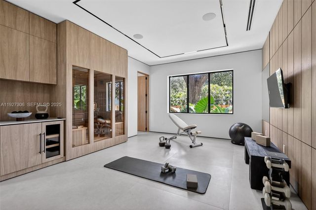 1008 NE 114th St, Biscayne Park, FL 33161