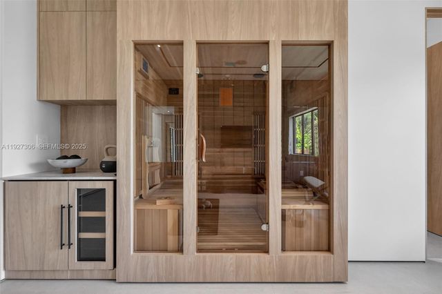 1008 NE 114th St, Biscayne Park, FL 33161