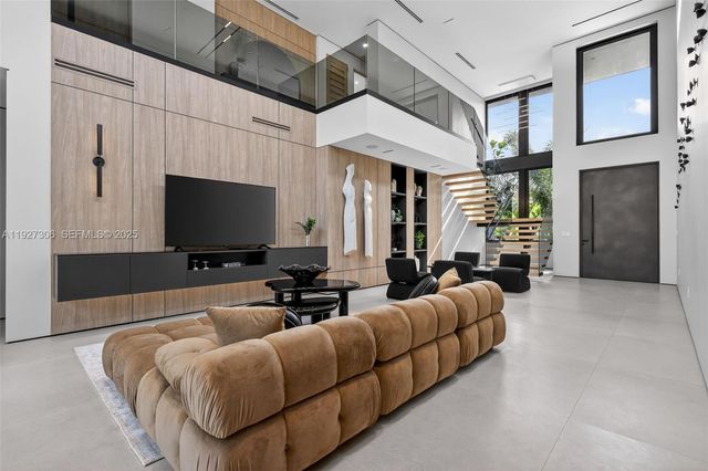 1008 NE 114th St, Biscayne Park, FL 33161