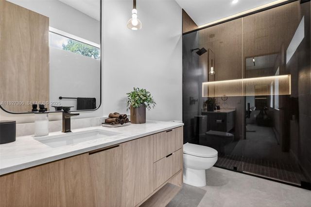 1008 NE 114th St, Biscayne Park, FL 33161