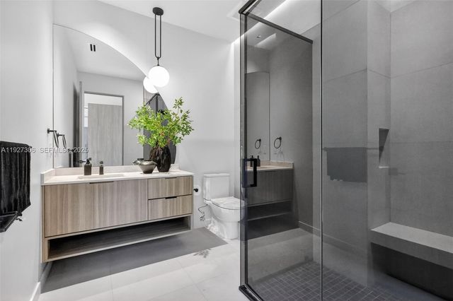 1008 NE 114th St, Biscayne Park, FL 33161