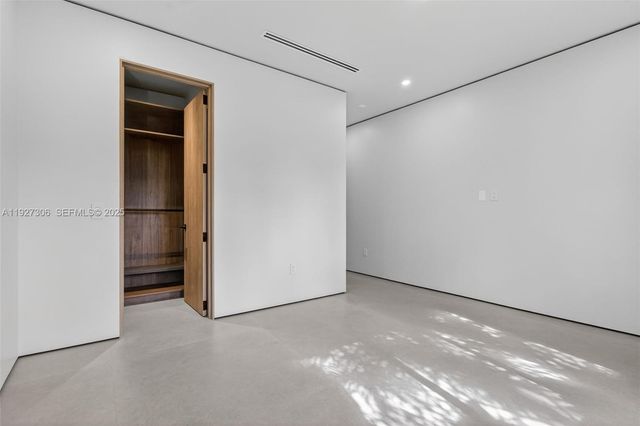 1008 NE 114th St, Biscayne Park, FL 33161