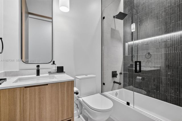 1008 NE 114th St, Biscayne Park, FL 33161