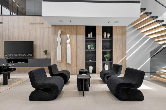 1008 NE 114th St, Biscayne Park, FL 33161