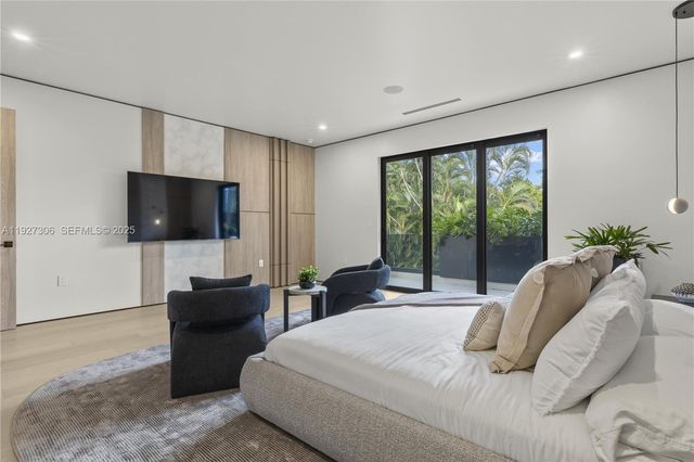 1008 NE 114th St, Biscayne Park, FL 33161