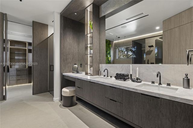 1008 NE 114th St, Biscayne Park, FL 33161