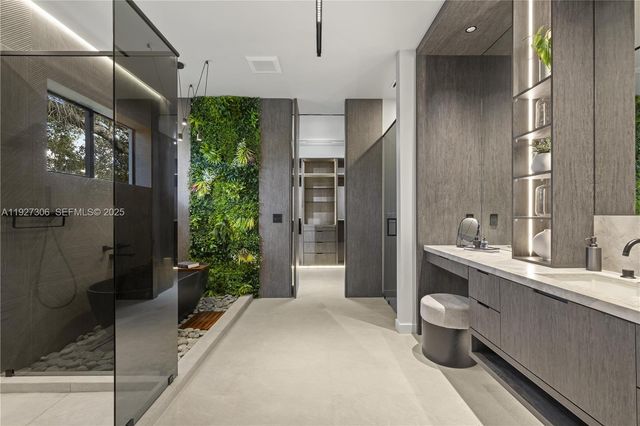 1008 NE 114th St, Biscayne Park, FL 33161