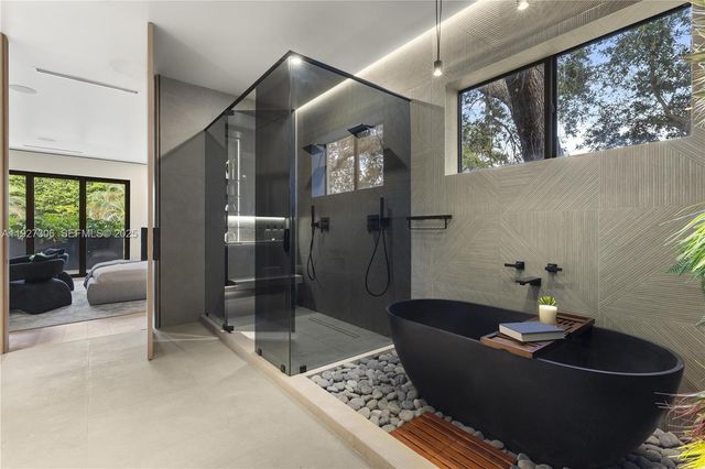 1008 NE 114th St, Biscayne Park, FL 33161