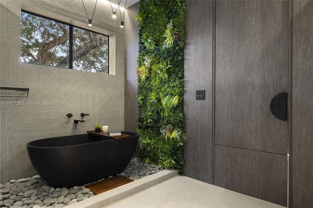 1008 NE 114th St, Biscayne Park, FL 33161