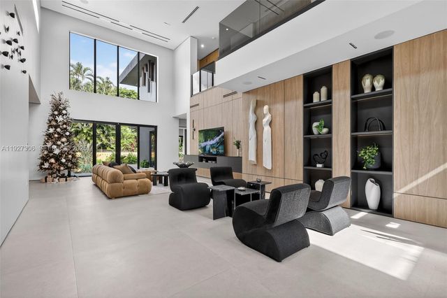 1008 NE 114th St, Biscayne Park, FL 33161