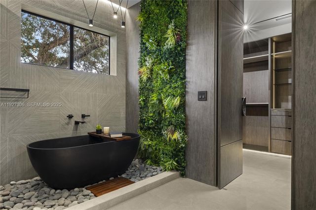 1008 NE 114th St, Biscayne Park, FL 33161