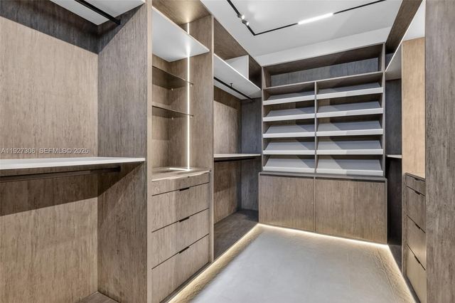 1008 NE 114th St, Biscayne Park, FL 33161