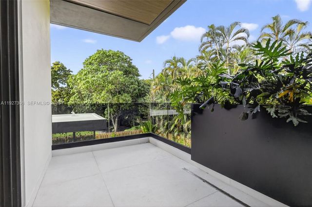 1008 NE 114th St, Biscayne Park, FL 33161