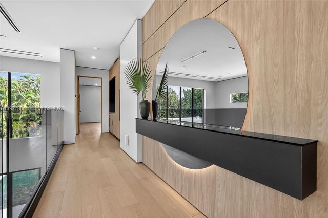 1008 NE 114th St, Biscayne Park, FL 33161