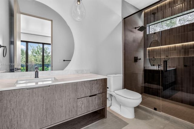 1008 NE 114th St, Biscayne Park, FL 33161