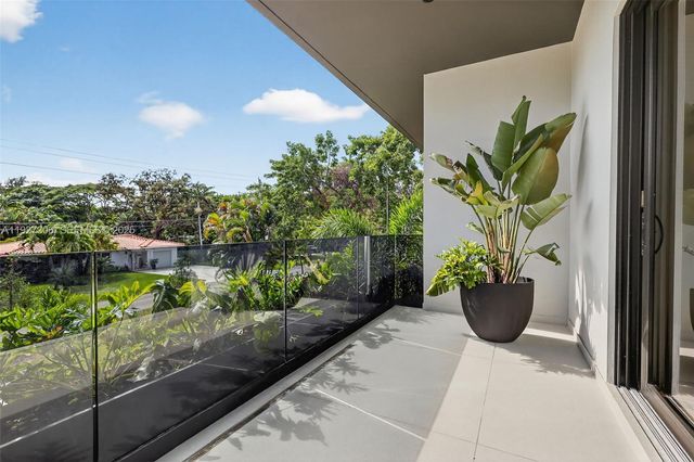 1008 NE 114th St, Biscayne Park, FL 33161