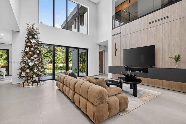 1008 NE 114th St, Biscayne Park, FL 33161