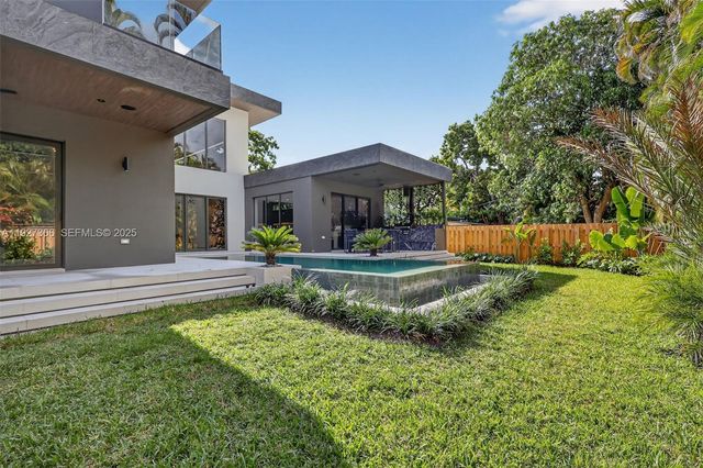 1008 NE 114th St, Biscayne Park, FL 33161