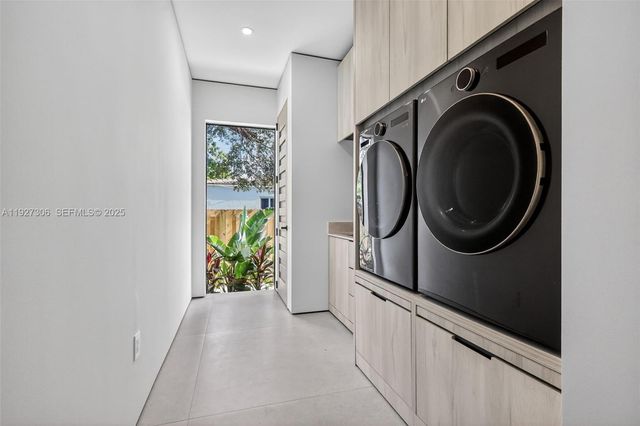 1008 NE 114th St, Biscayne Park, FL 33161