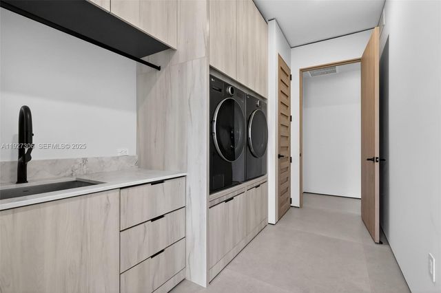 1008 NE 114th St, Biscayne Park, FL 33161