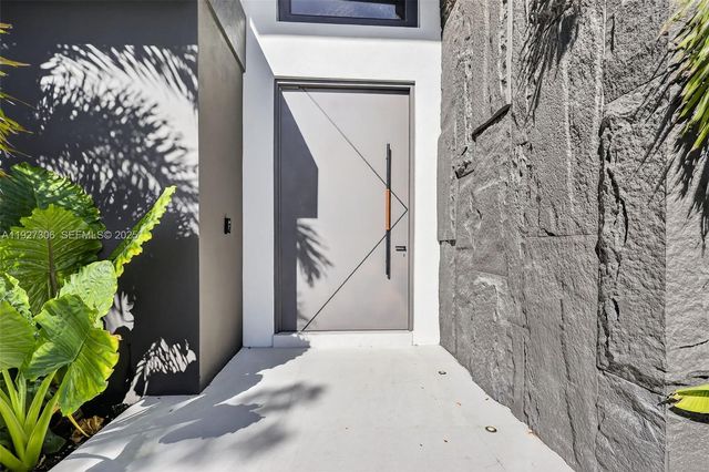 1008 NE 114th St, Biscayne Park, FL 33161