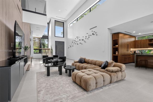 1008 NE 114th St, Biscayne Park, FL 33161