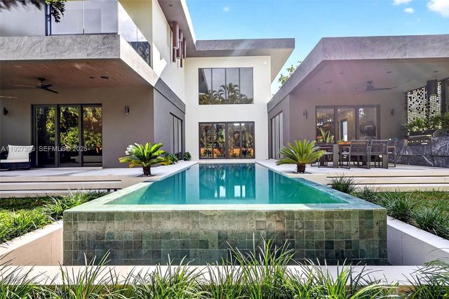 1008 NE 114th St, Biscayne Park, FL 33161